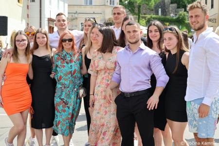 Kamnik danes v znamenju maturantske četvorke, v kateri je zaplesalo preko 200 maturantk in maturantov (118)